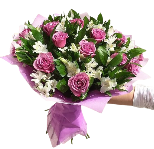 Bukiet różowych róż i białych alstremerii w fioletowym papierze