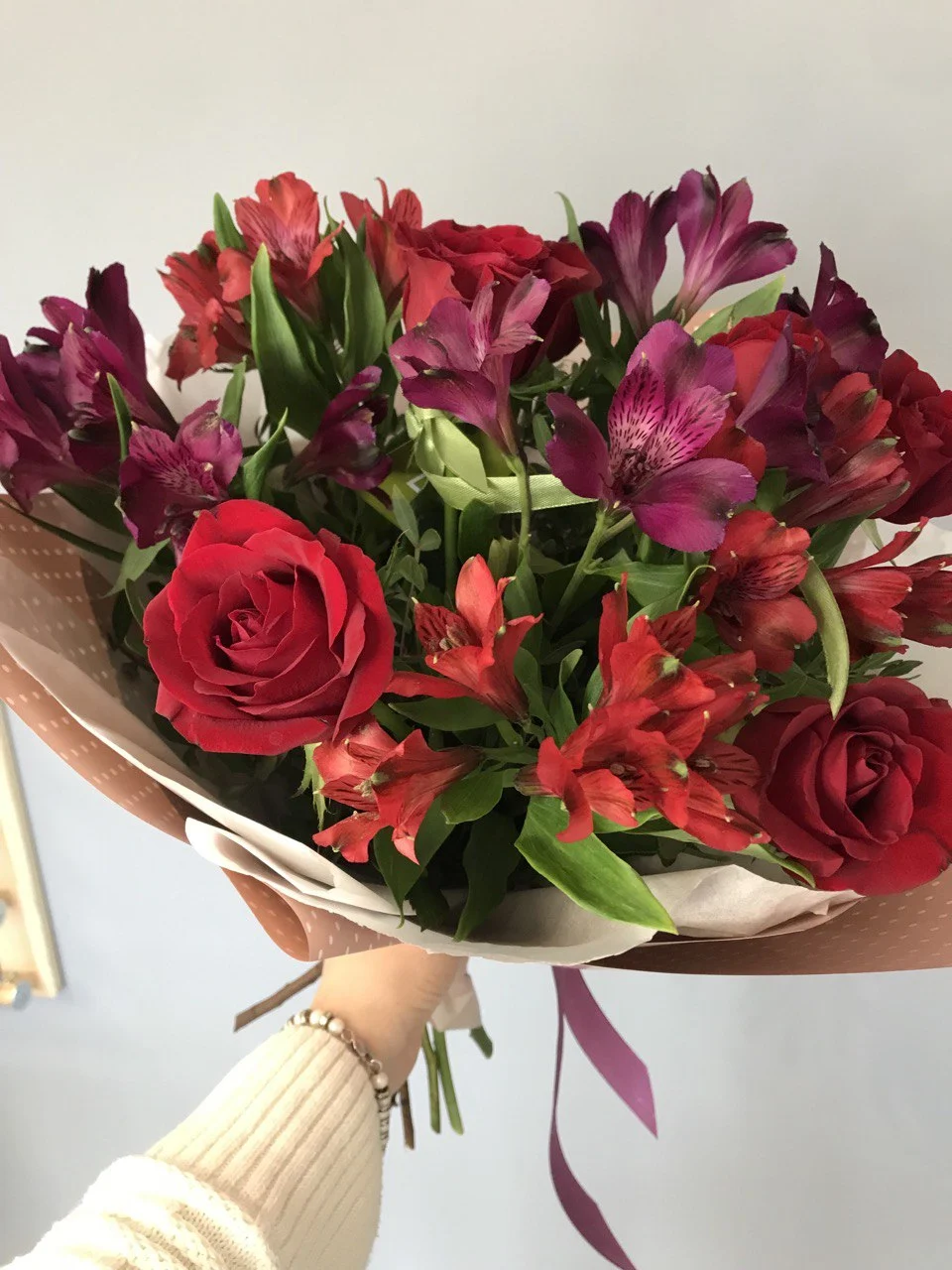 Uroczy bukiet róż i alstromerii – lekkość i świeżość