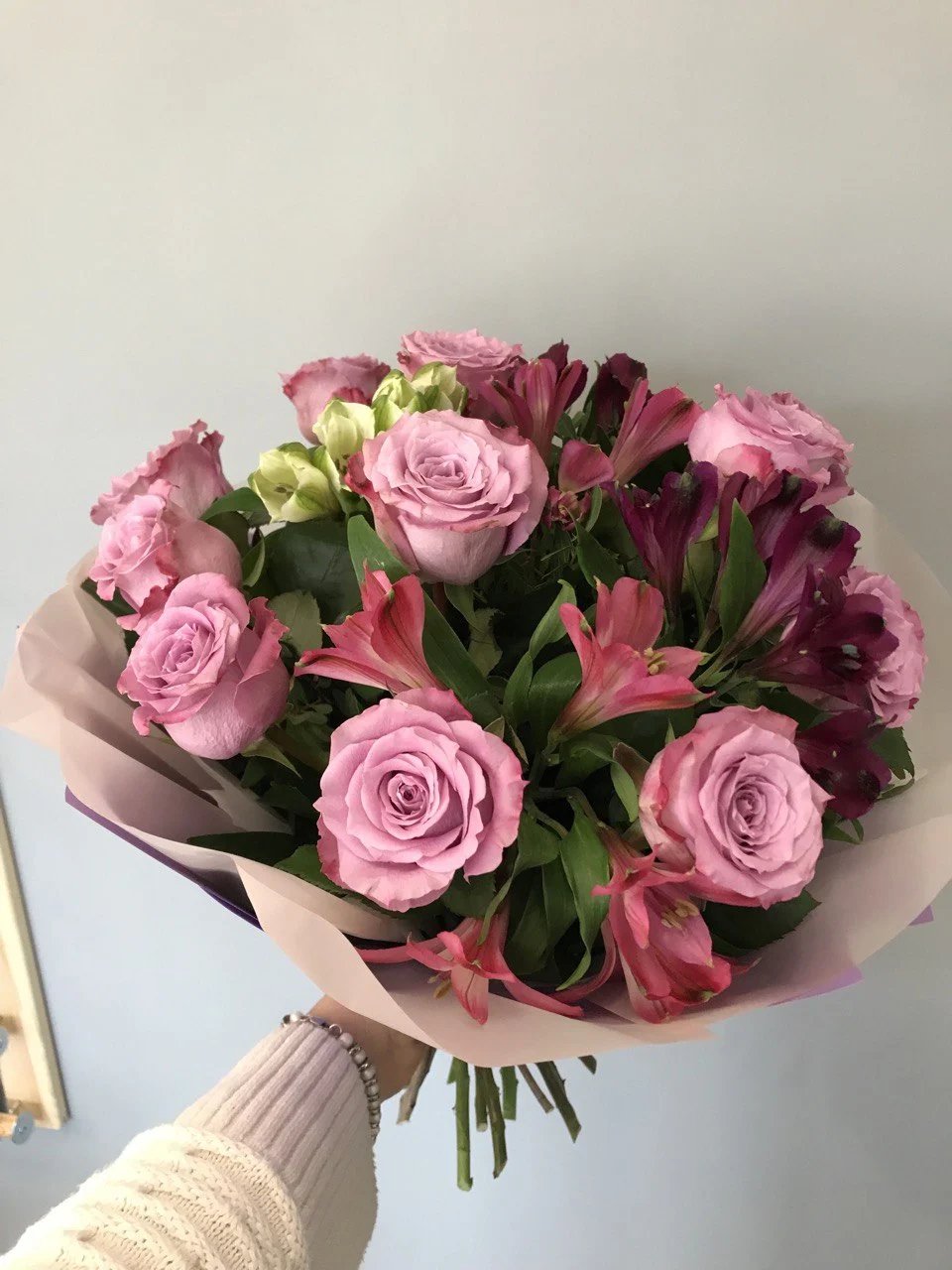 Bukiet róże z alstromerią – klasyka w nowoczesnym wydaniu