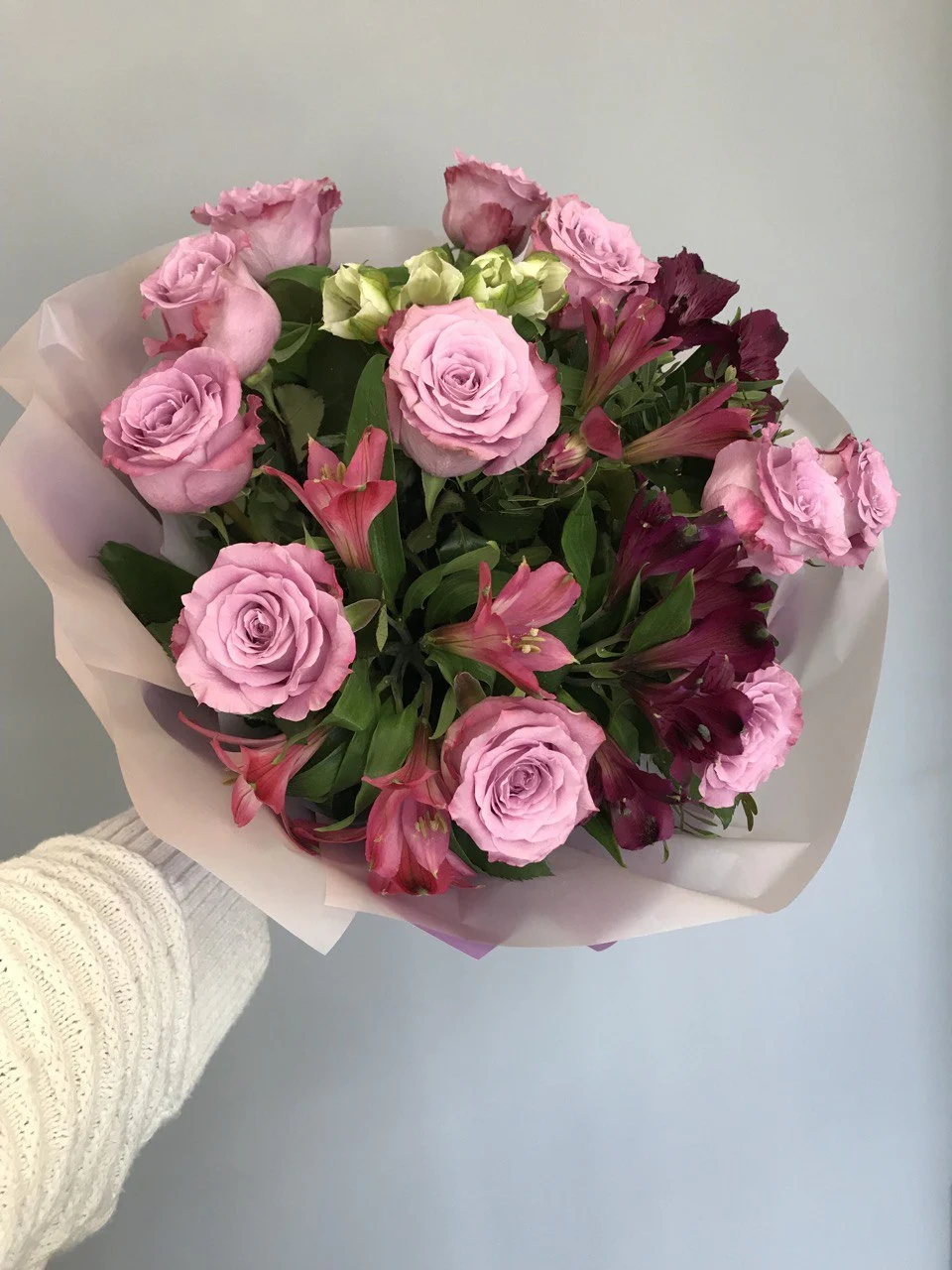 Bukiet róże z alstromerią – subtelna elegancja