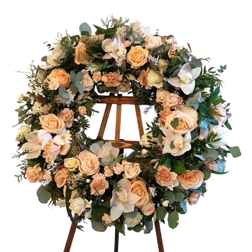 Dekoracyjny wieniec z róż, storczyków i zieleni w odcieniach kremu i brzoskwini