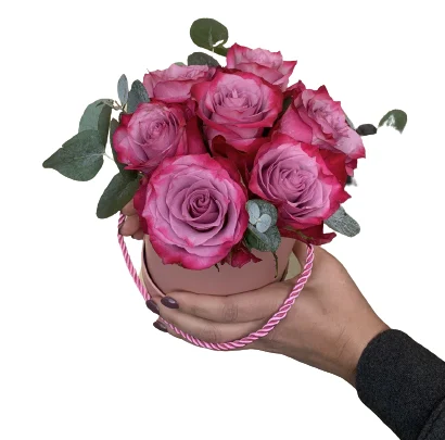 Flower box różowe róże – urocza kompozycja w eleganckim wydaniu