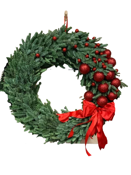 Bożonarodzeniowy wieniec z iglastych gałązek i czerwonych ozdób – klasyczna ozdoba świąteczna