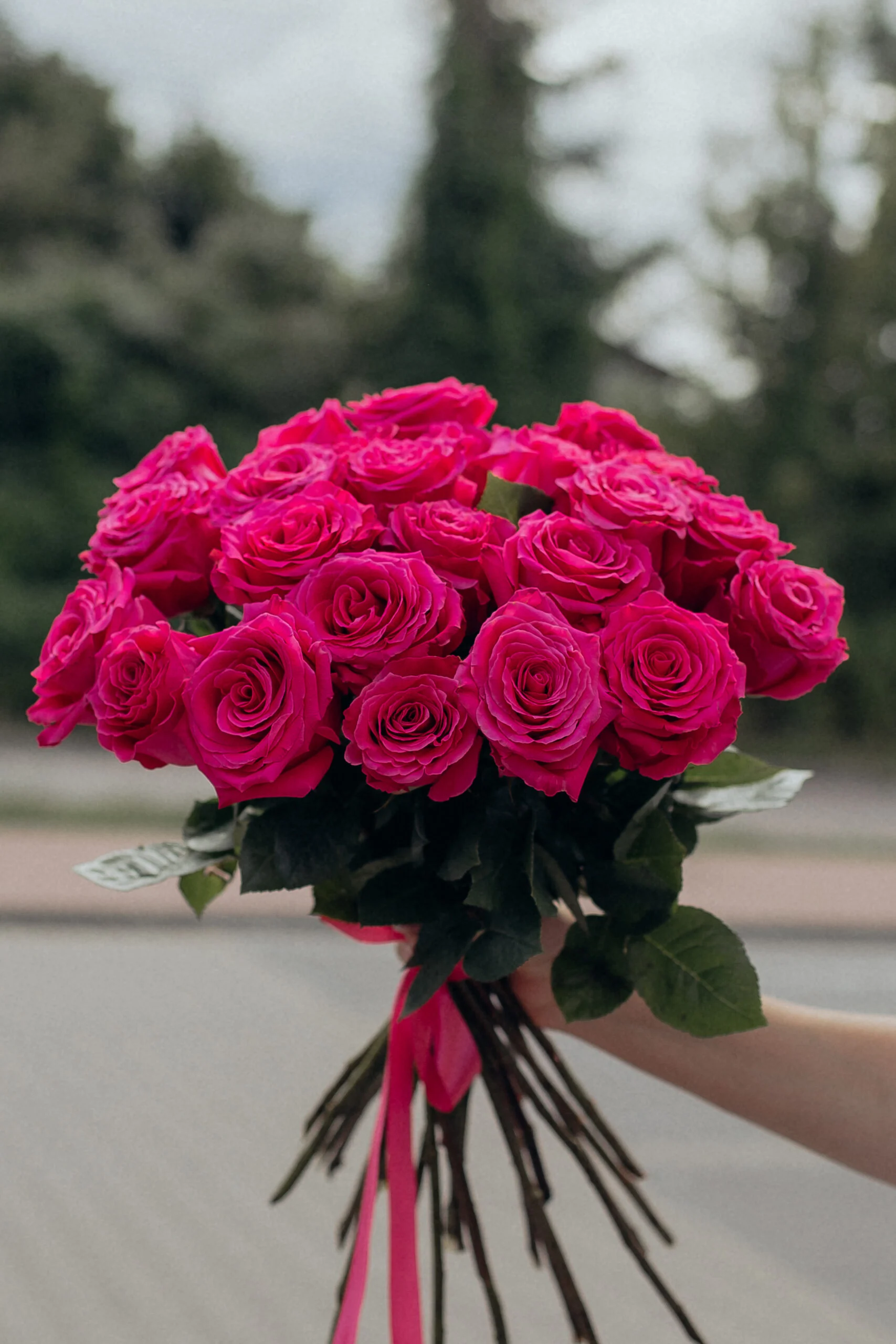 Bukiet róż z różowych róż z dekoracyjną wstążką