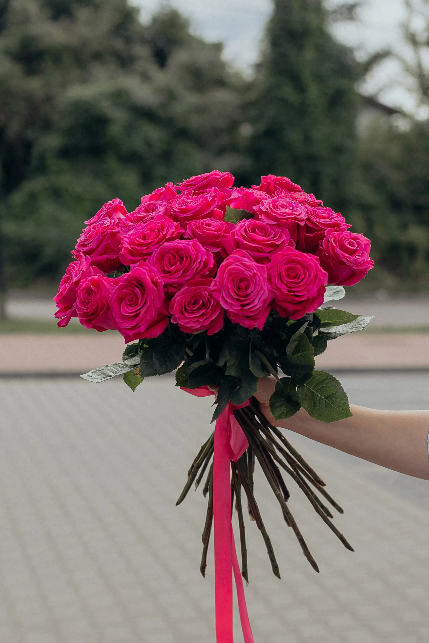 Elegancki bukiet różowych róż z aksamitnymi płatkami