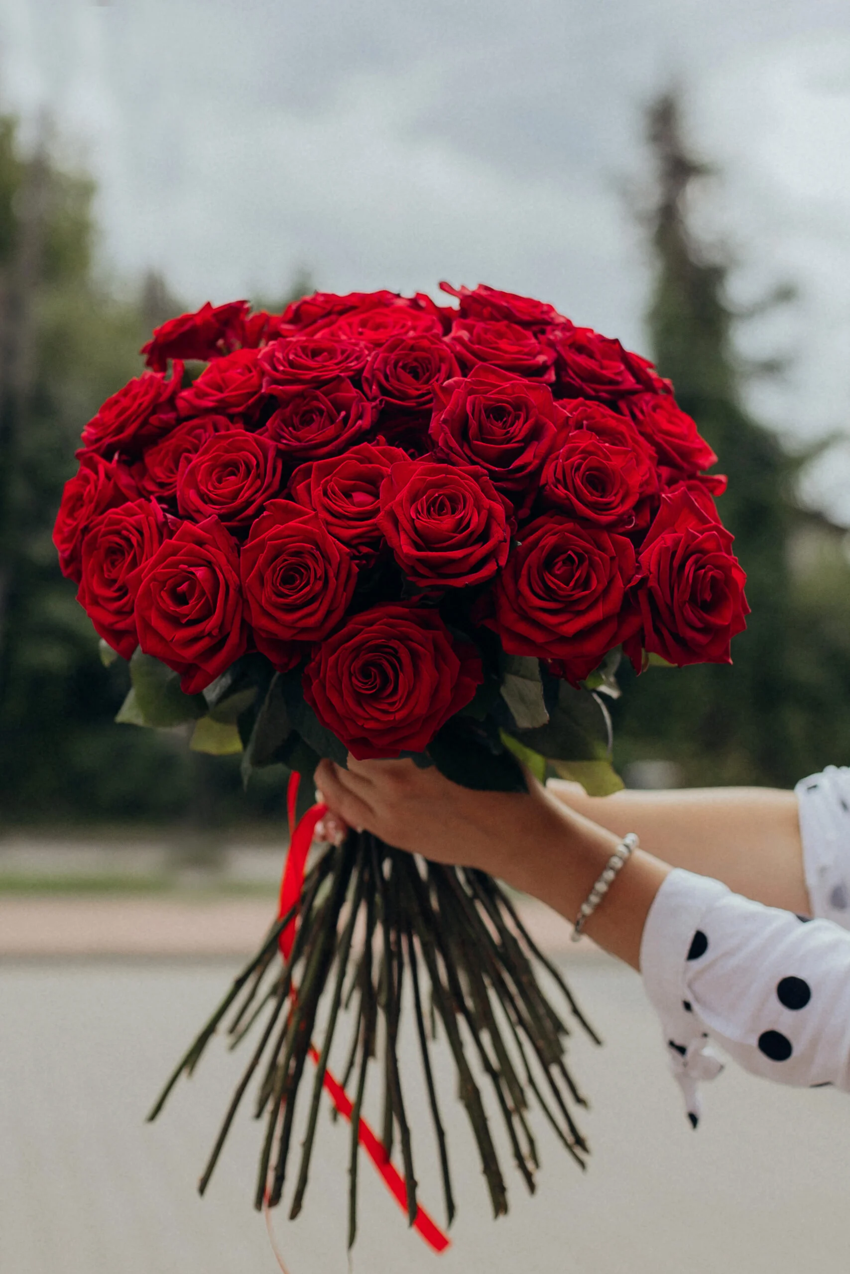Bukiet róż z 30 czerwonych róż na romantyczną okazję