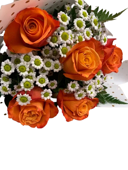 Bukiet róż z pomarańczowymi różami i białymi kwiatami tworzący harmonijną kompozycję