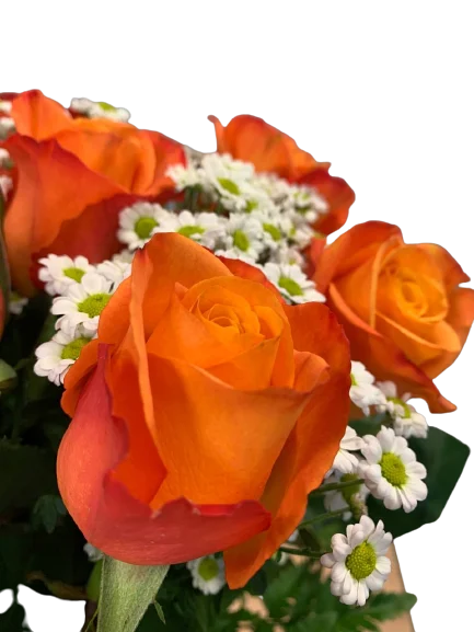 Bukiet róż z pomarańczowymi różami i kwiatami w stylu rustykalnym