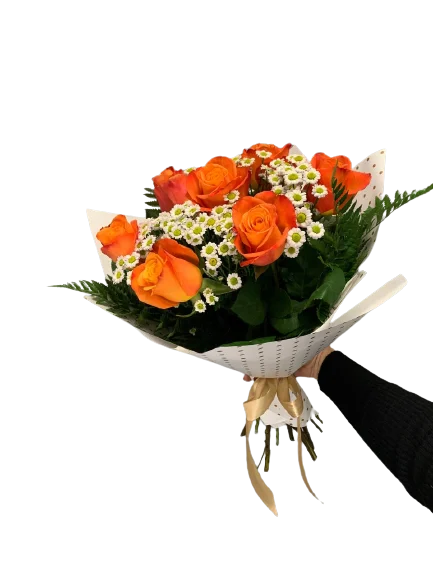 Bukiet róż z soczystymi pomarańczowymi różami i delikatną zielenią