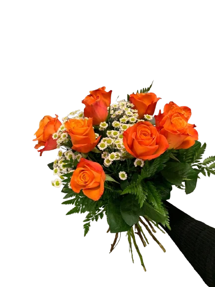 Bukiet róż z pomarańczowymi różami i drobnymi białymi margaretkami