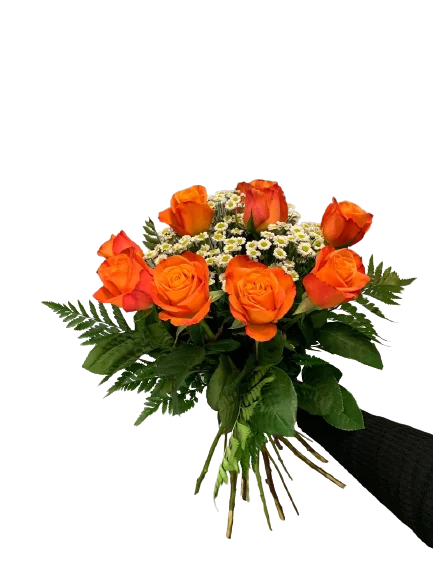 Bukiet róż z radosnymi pomarańczowymi różami i świeżymi margaretkami