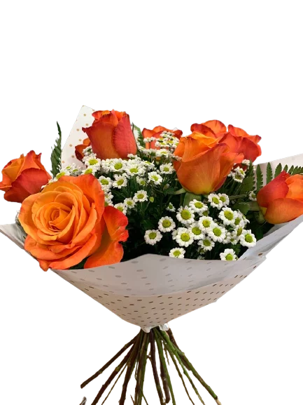 Bukiet róż z ożywczymi pomarańczowymi różami i białymi margaretkami