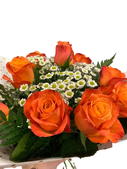 Bukiet róż z kwiatami w ciepłych odcieniach pomarańczu i bieli