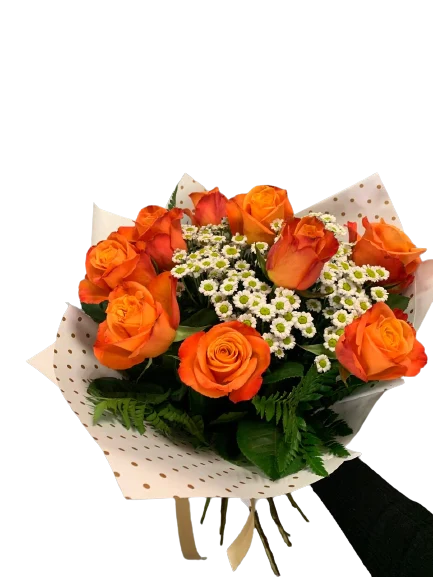 Bukiet róż z jasnopomarańczowymi różami i margaretkami w eleganckim opakowaniu