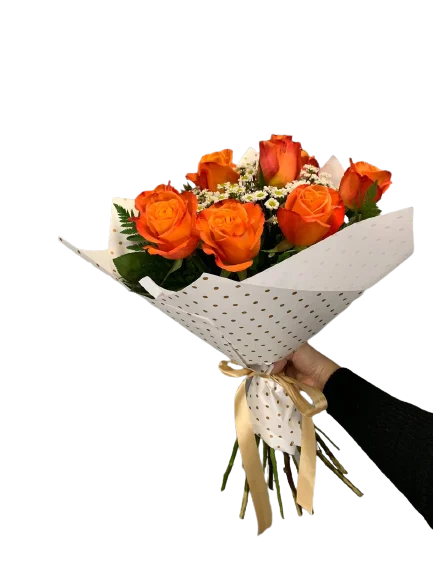Bukiet róż z intensywnie pomarańczowymi różami i drobnymi białymi kwiatami
