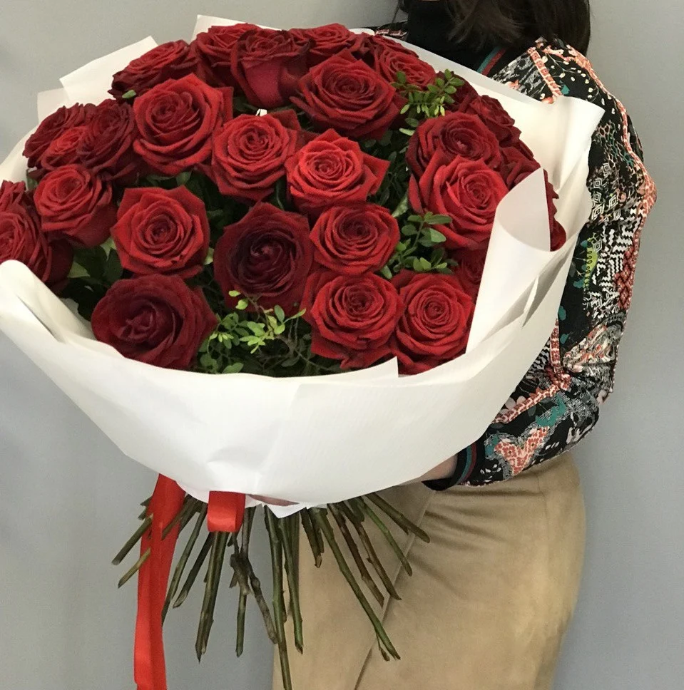 Bukiet róż – elegancki bukiet dla mamy czerwonych róż z zielenią