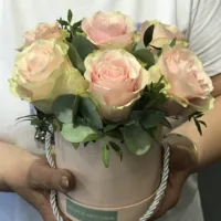 Flower box różowe róże