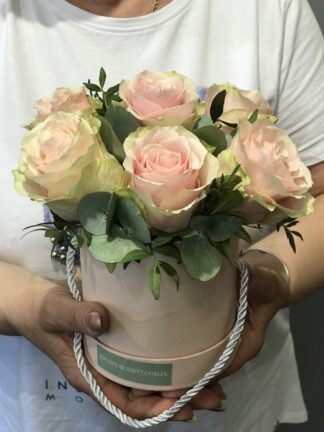 poczta kwiatowa Warszawa, flowerbox z róż