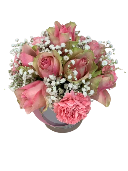 Flowerbox z różami, goździkami, gipsówką – wyjątkowy podarunek dla bliskiej osoby