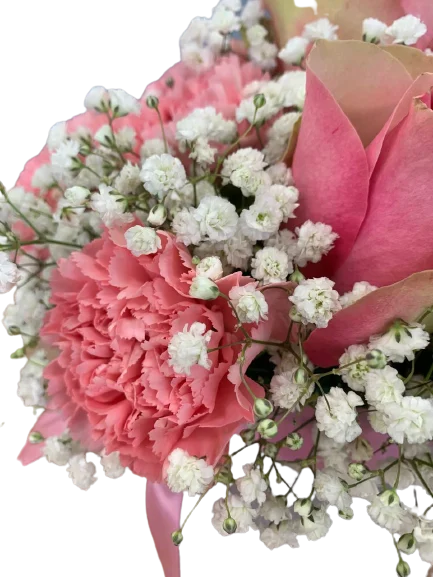 Flowerbox z różami, goździkami, gipsówką – subtelna klasyka w nowoczesnym wydaniu