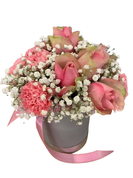 Flower box z bukietem różowych róż, goździka i białej gipsówki w ozdobnym pudełku