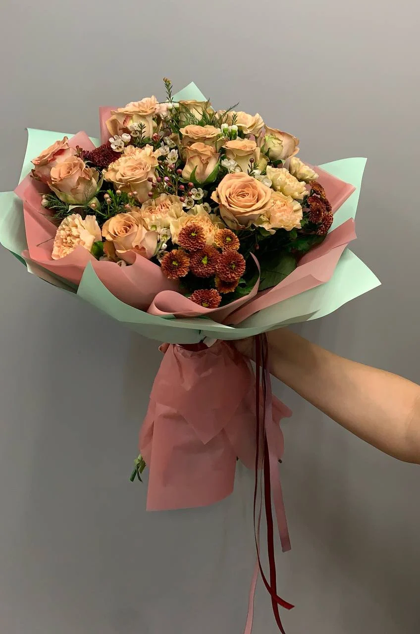 Bukiet z różami, goździkami i drobnymi kwiatami w pastelach