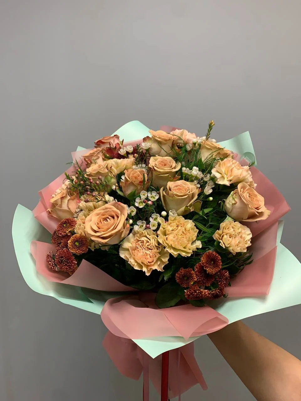 Stylowy bukiet z różami w kolorze cappuccino i dodatkami