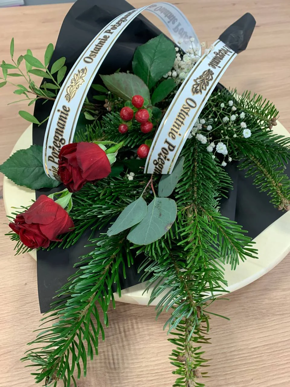 Bukiet pogrzebowy z czerwonych róż z dostawą niska cena