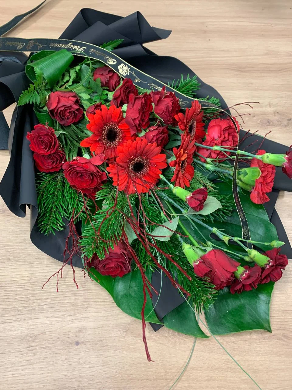 Kwiaty na pogrzeb, bukiet ostatnie orzegnanie z czerwonych róż z dostawą niska cena