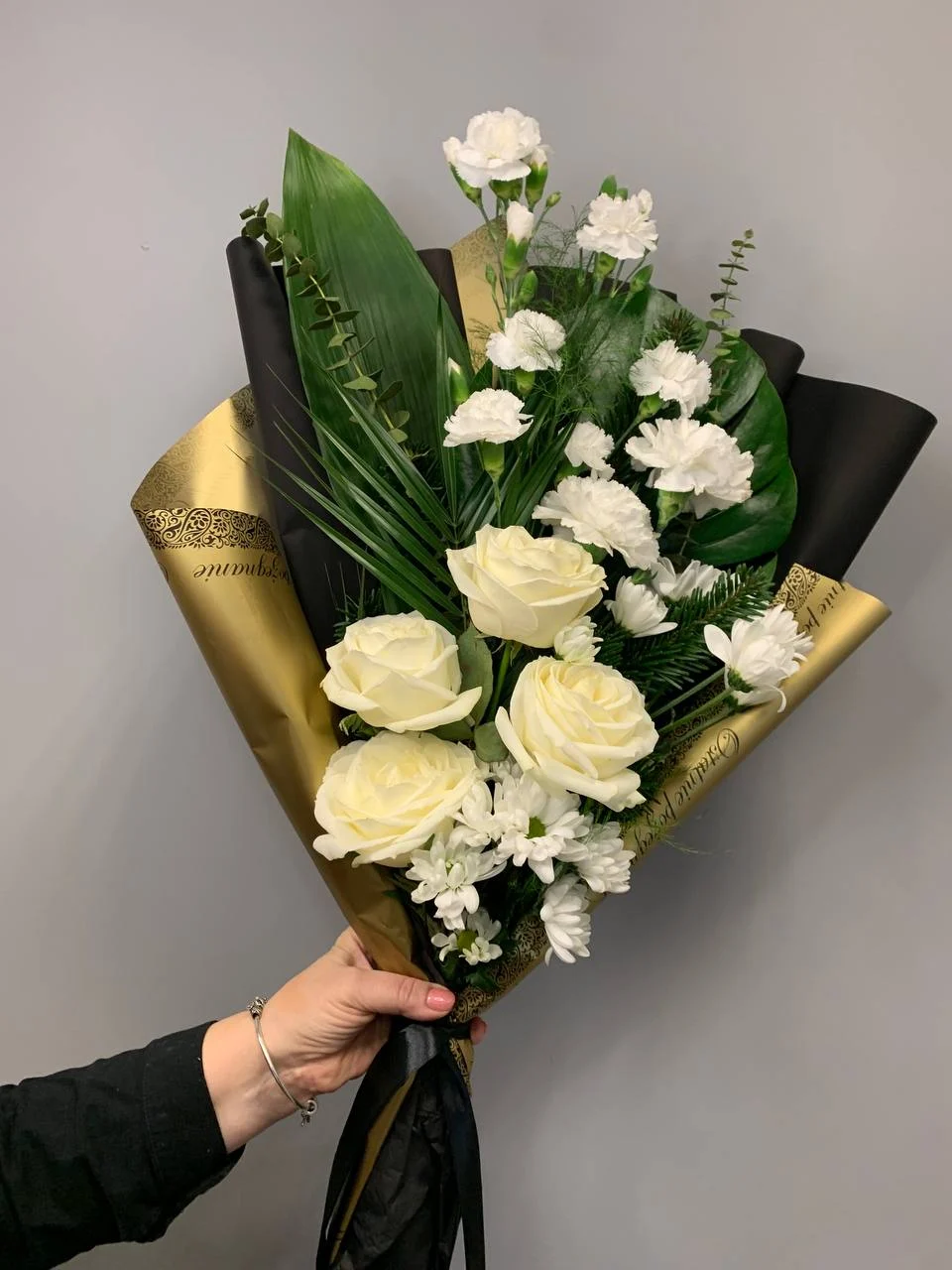 Bukiet pogrzebowy z róż, bukiet ostatnie orzegnanie z białych róż z dostawą niska cena Milanówek