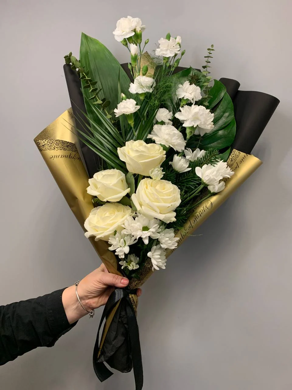 Bukiet pogrzebowy z róż, bukiet ostatnie orzegnanie z białych róż z dostawą niska cena Otrębusy