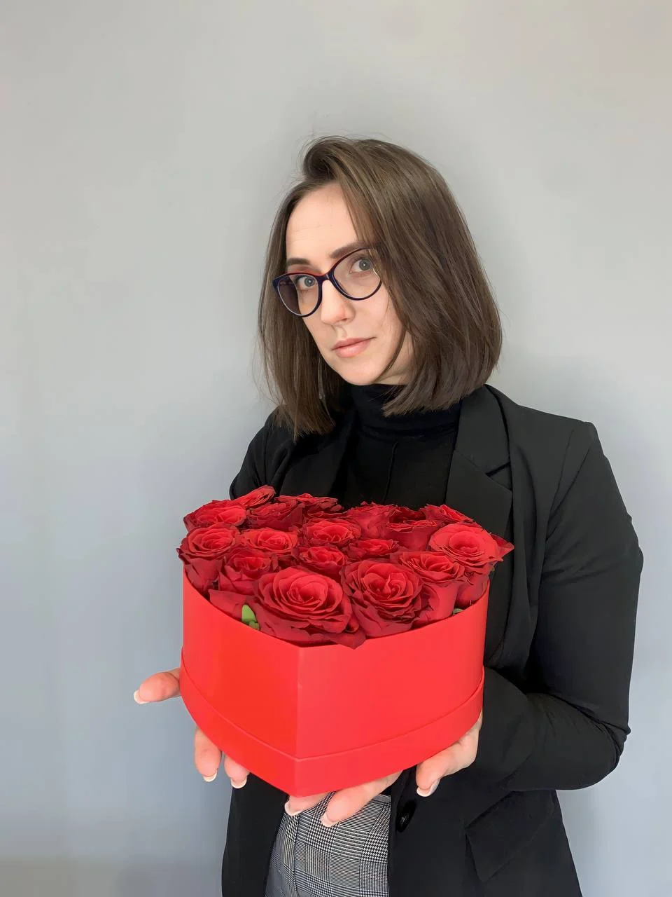 Stylowy Flower box z czerwonymi różami w kształcie serca