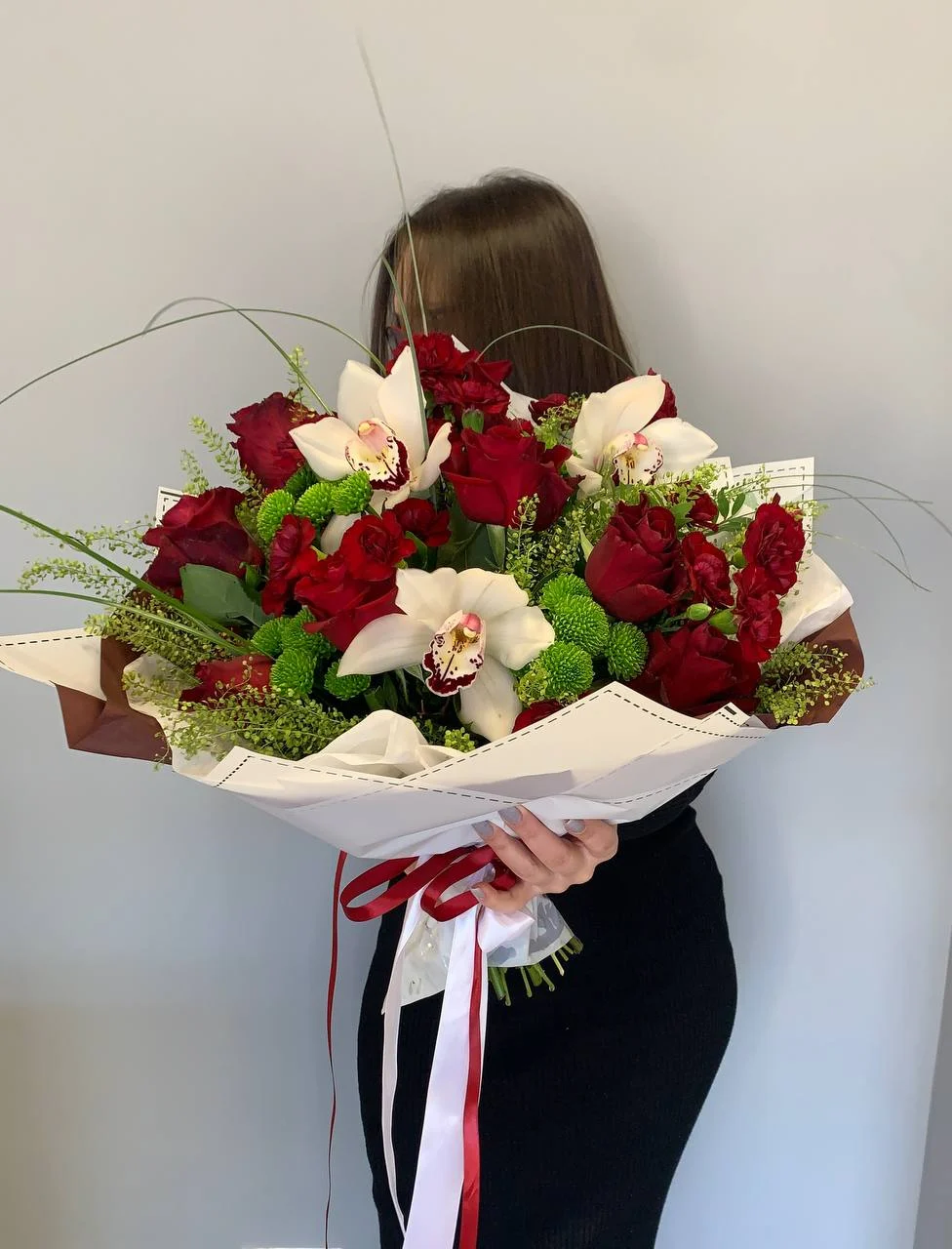 Bukiet różami i białymi orchideami z dodatkiem zielonych kulek i traw ozdobnych