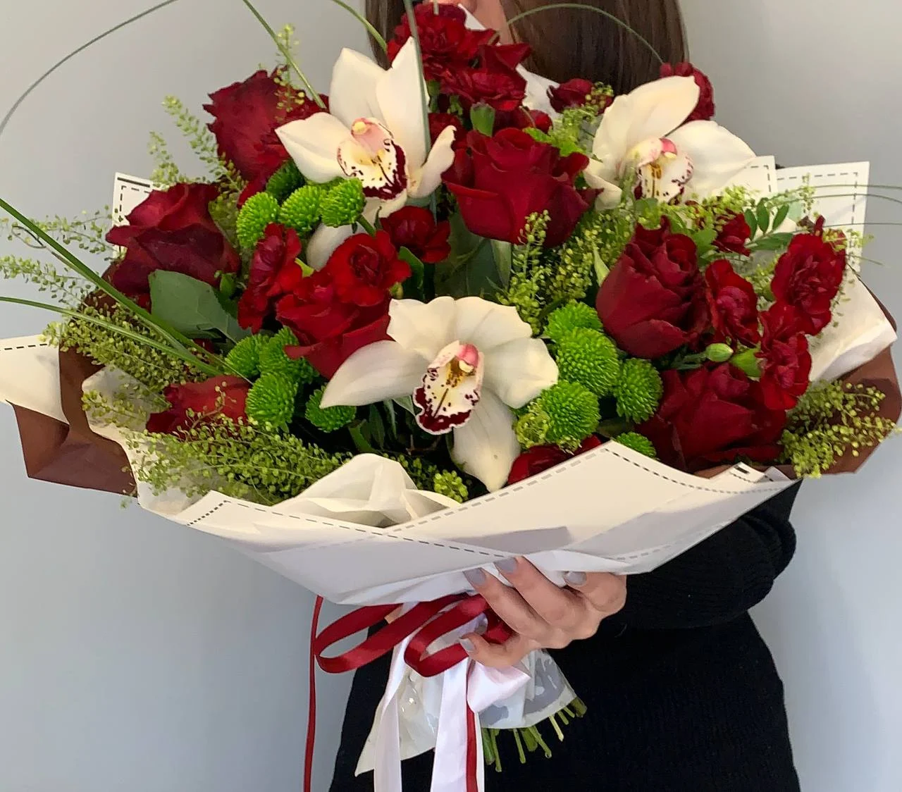 Ekskluzywny bukiet z róż, białych storczyków i zielonych akcentów