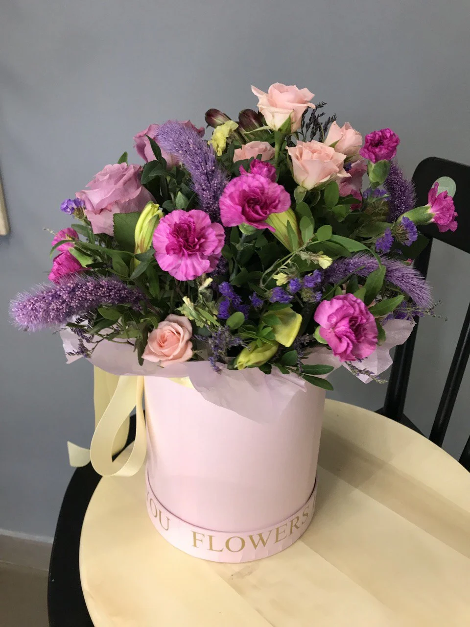 Flowerbox wiosenny – klasyczna elegancja z nutą nowoczesności