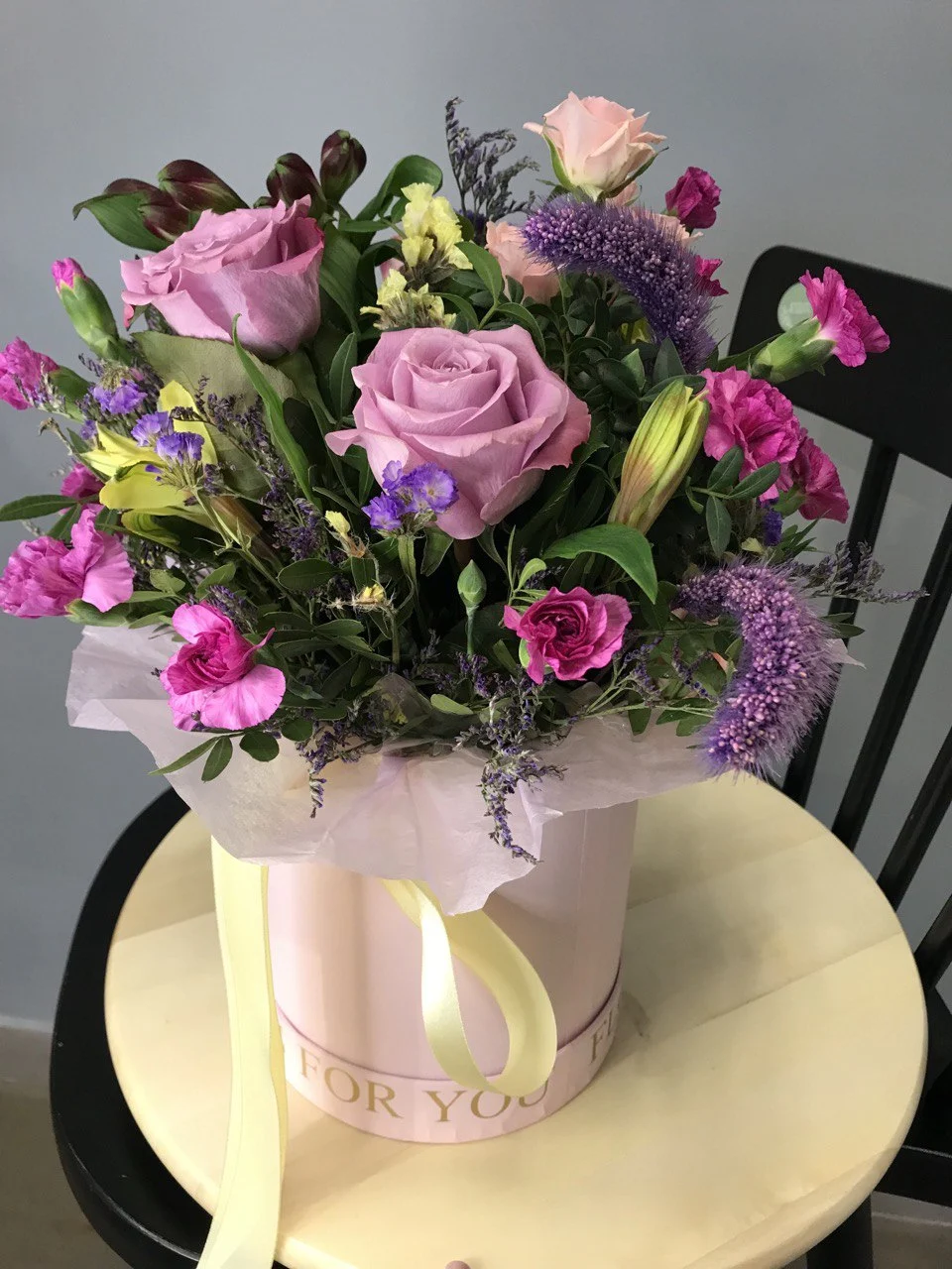 Flowerbox wiosenny – pastelowy urok w eleganckiej oprawie