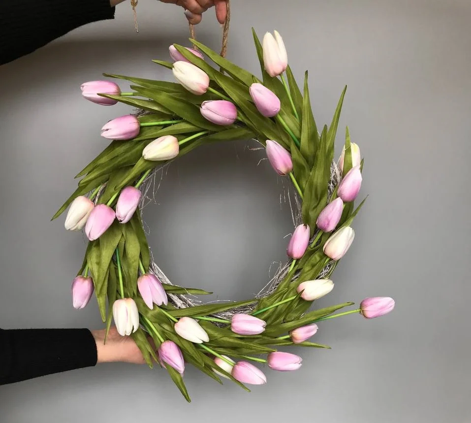 Wiosenny wianek z tulipanów na drzwi