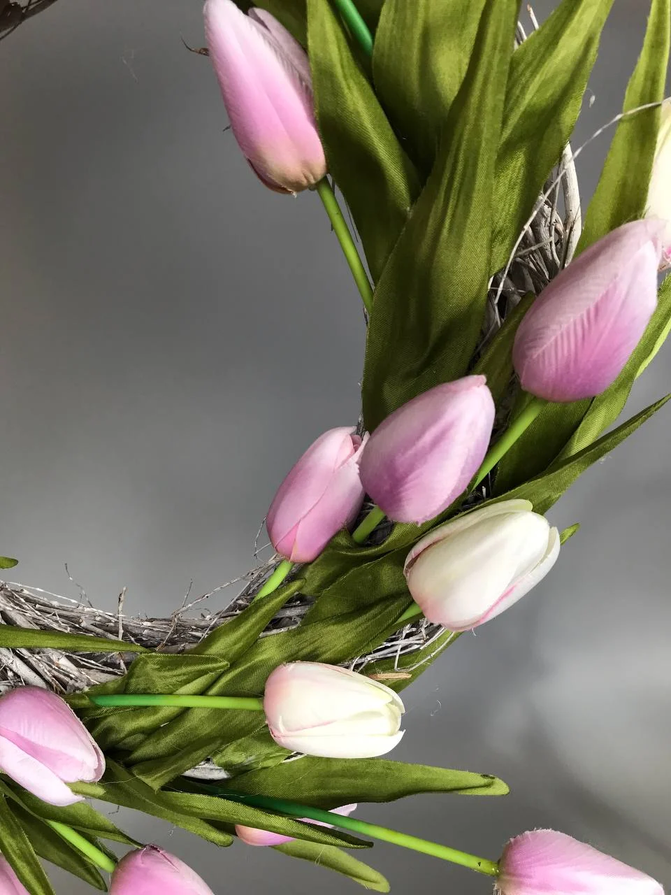 Wiosenny wianek z tulipanów na drzwi Warszawa