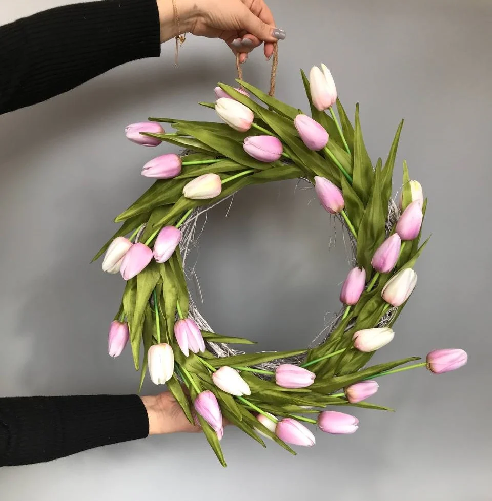 Wiosenny wianek z tulipanów na drzwi Otrębusy