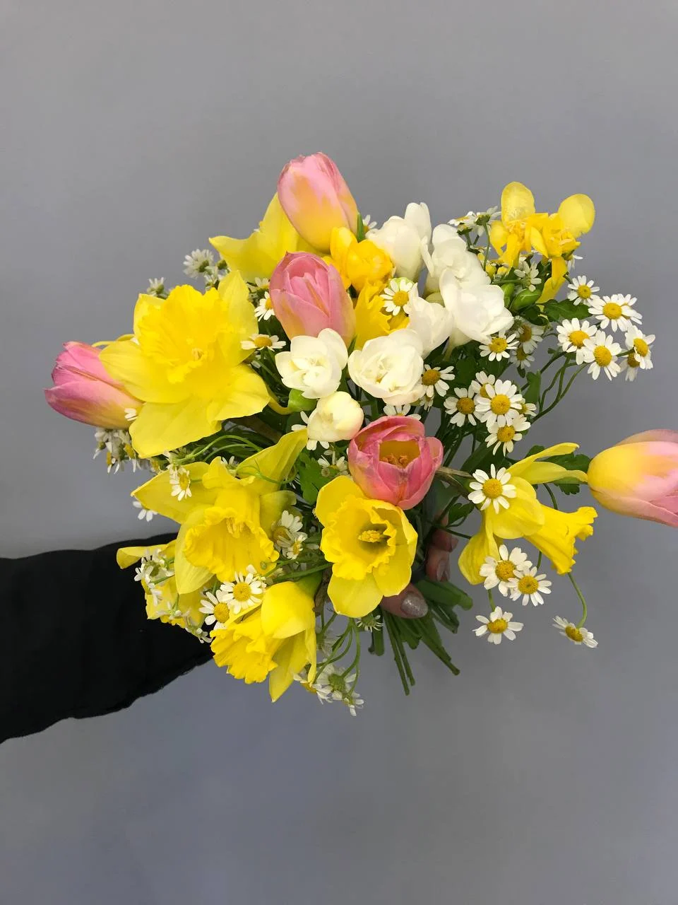 Wiosenny mieszny bukiet (narcyz, frezja, tulipan) z dostawą niska cena Warszawa