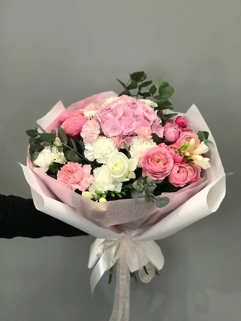 Bukiet róż – subtelna mieszanka białych i różowych kwiatów z zielenią