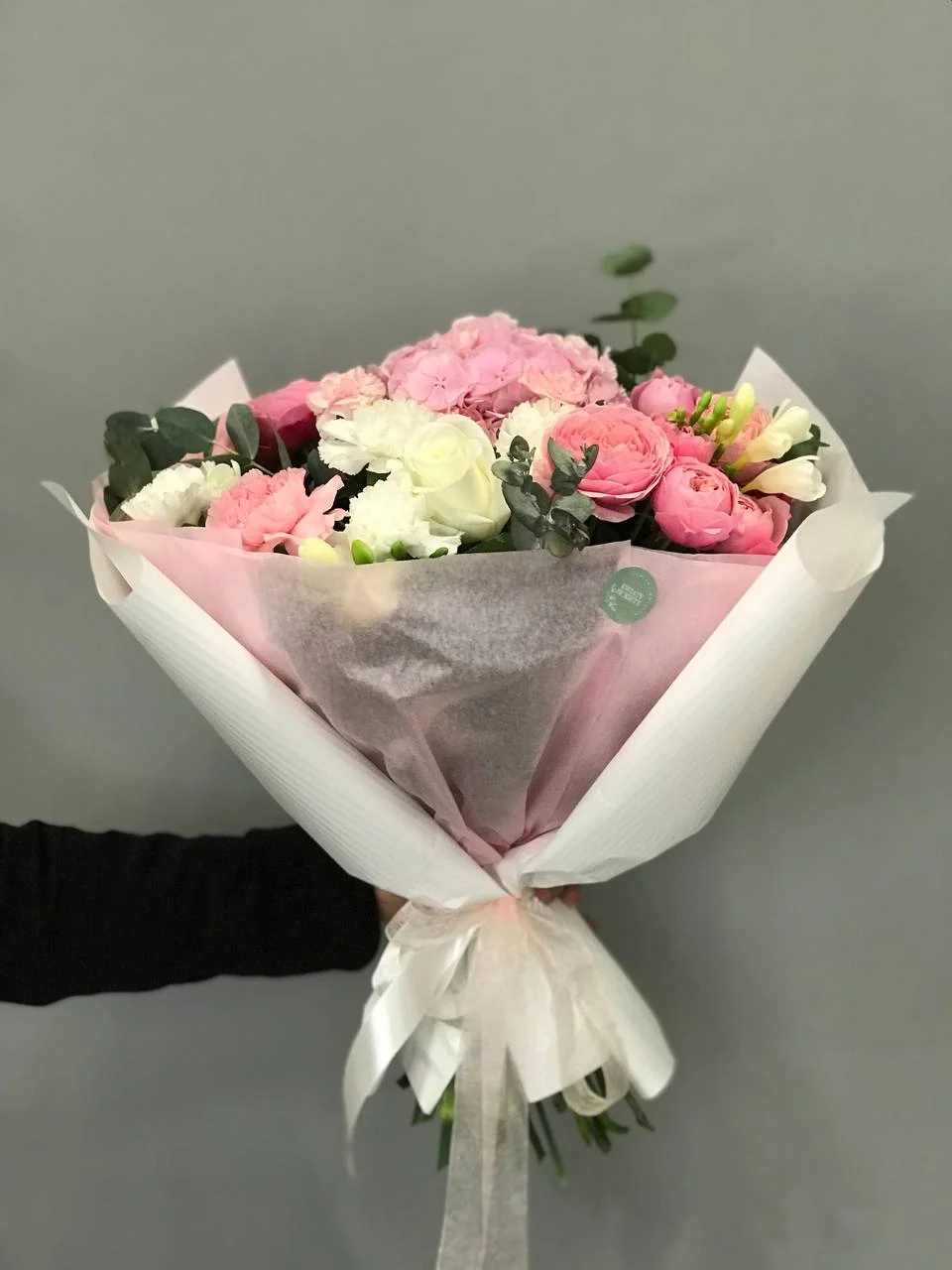 Bukiet róż – pastelowe róże, hortensje i frezje w eleganckim opakowaniu