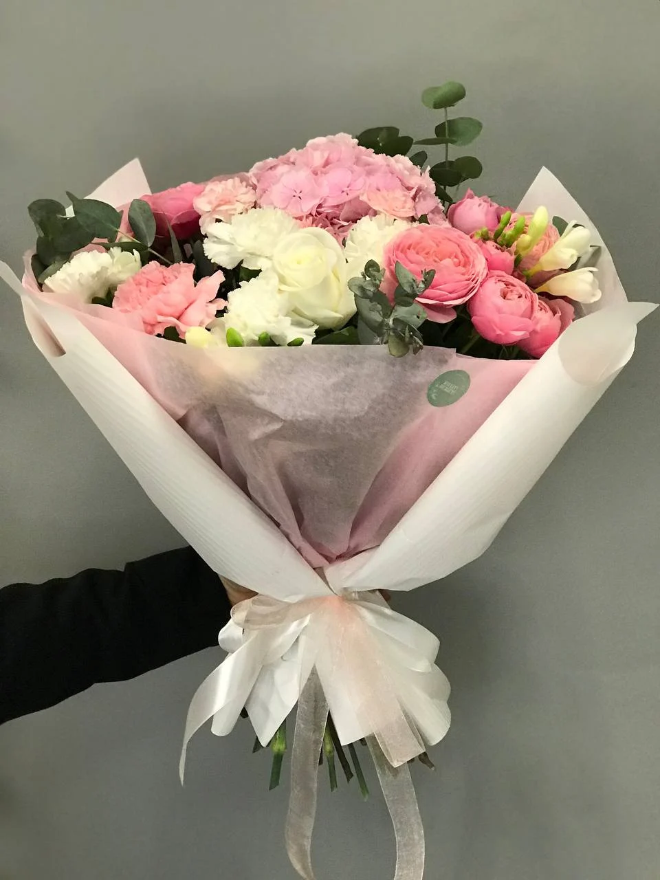 Bukiet róż – elegancka kompozycja jasnoróżowych i kremowych kwiatów z eukaliptusem