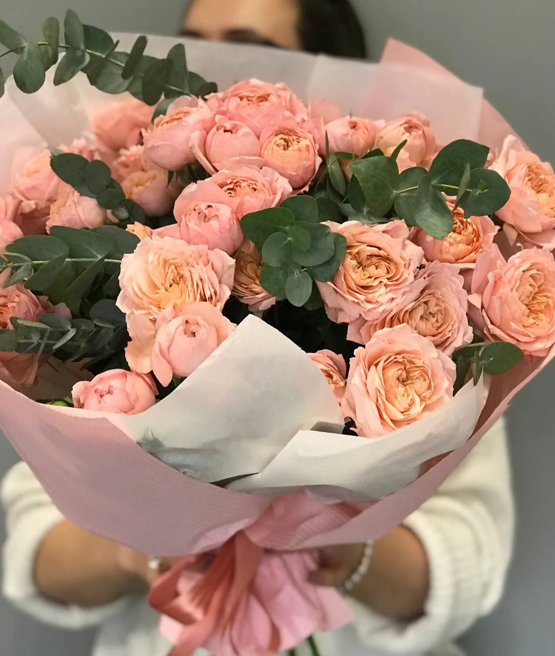 Bukiety z różami – bukiet z brzoskwiniowymi różami i wstążką