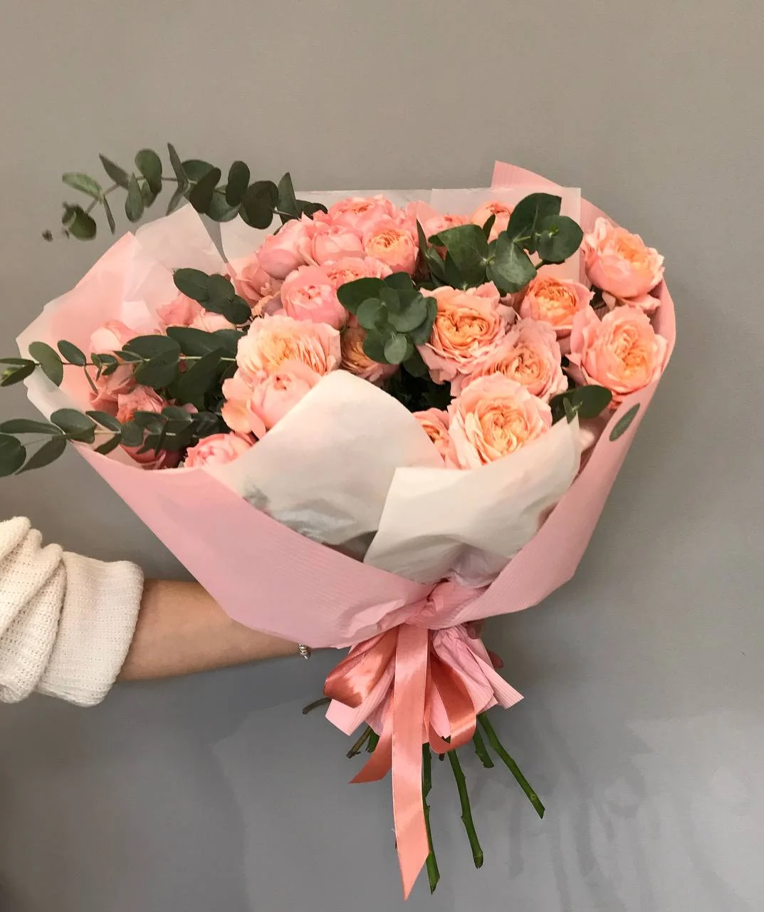 Bukiety róże – świeże kwiaty w różowej oprawie