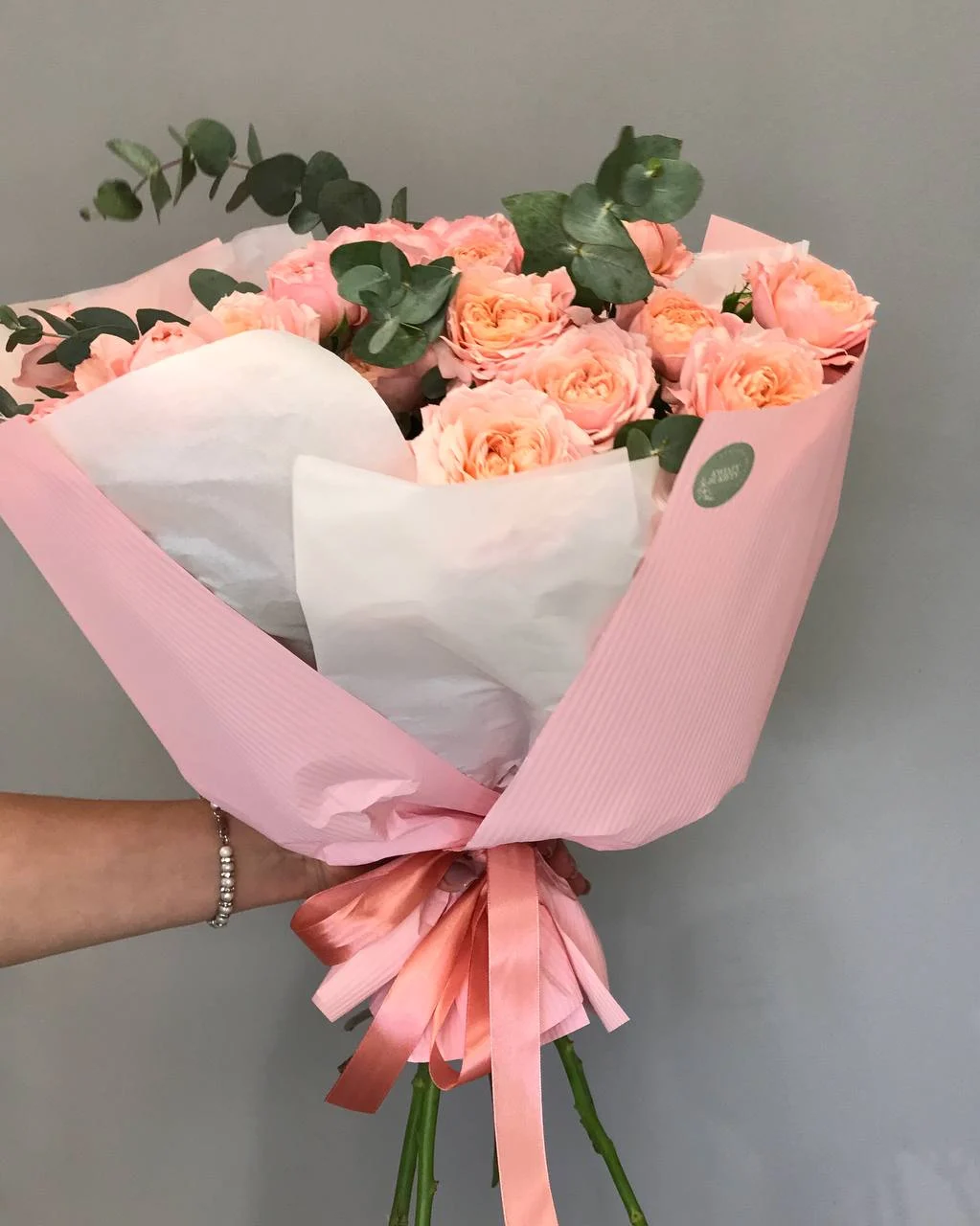Bukiet róż – elegancka kompozycja w kolorze łososiowym