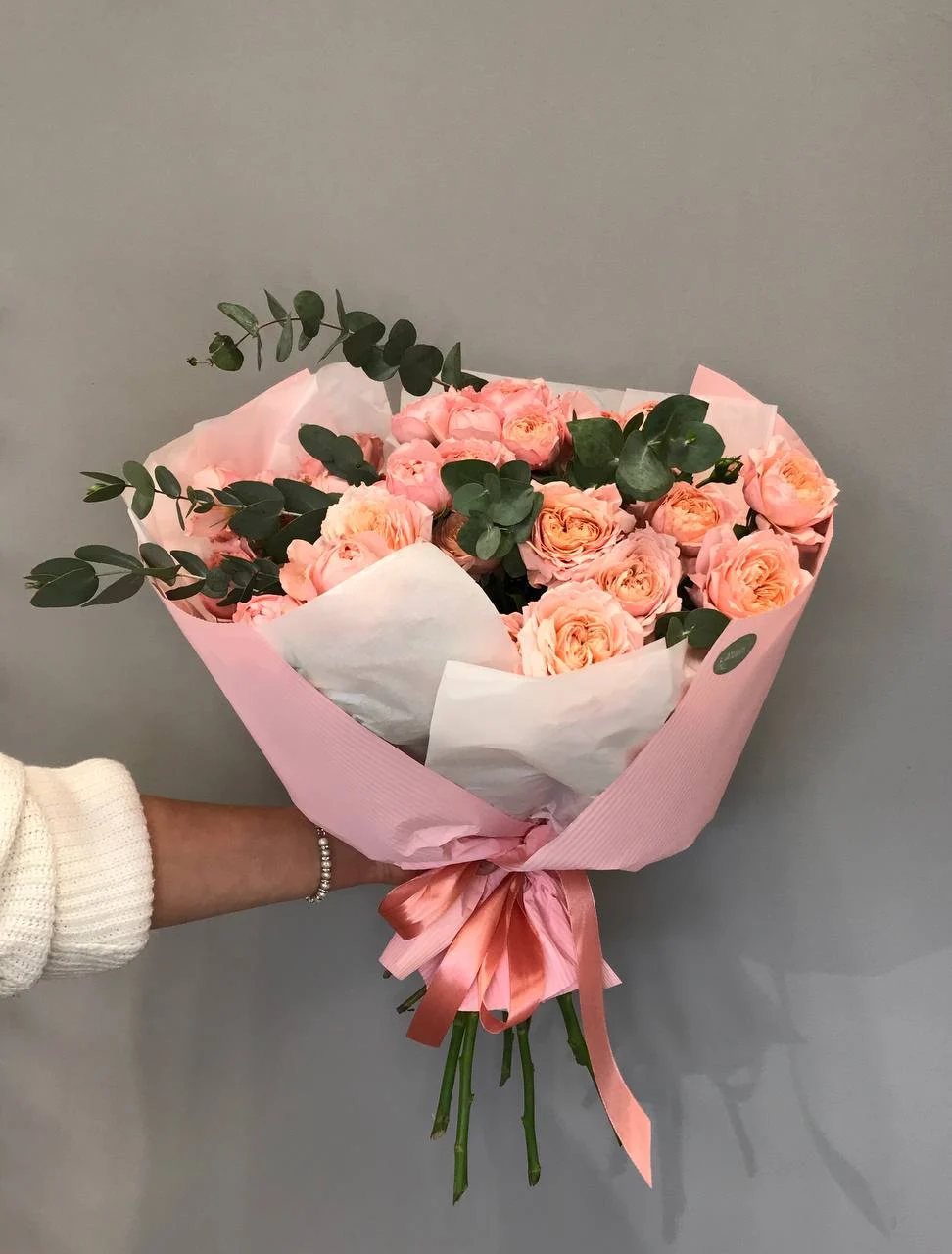 Bukiet róż z eukaliptusem – idealny prezent