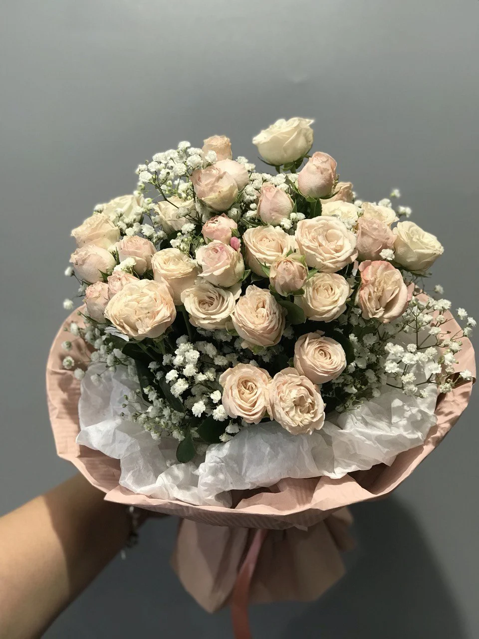 Bukiety róże – klasyczna aranżacja z delikatnych róż i białych kwiatów