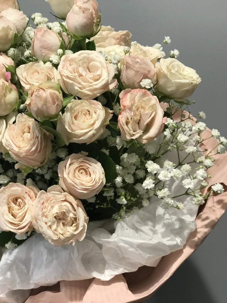 Bukiet róż – kremowe kwiaty w stylowej kompozycji