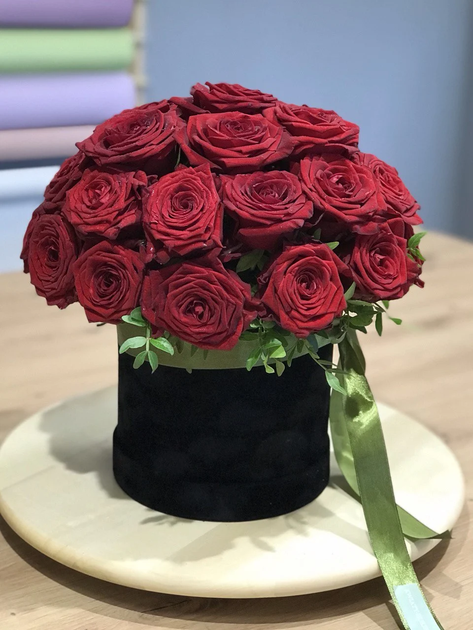 Flower box z różami – czerwone róże z zielenią w eleganckim pudełku